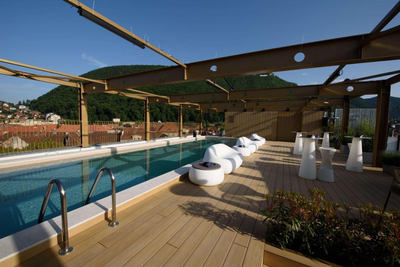Radisson Blu Aurum Hotel, Brașov Exterior foto The rooftop pool at the Hotel